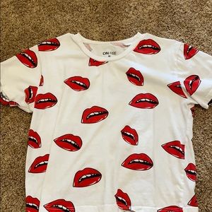 lips graphic crop tee